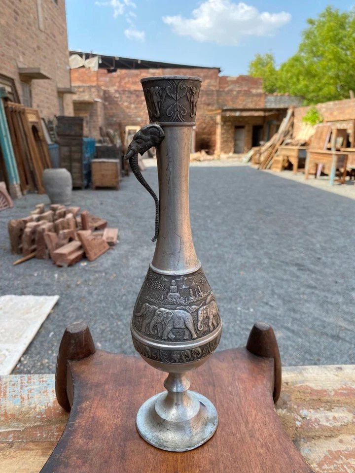 Jarrón antiguo alemán de plata grabado a mano con figura de elefante Foto 2 de 4