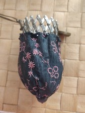 Geldkatze, Geldbörse,aus Stoff mit Stickerei, Innenfutter, Scherenverschluss 