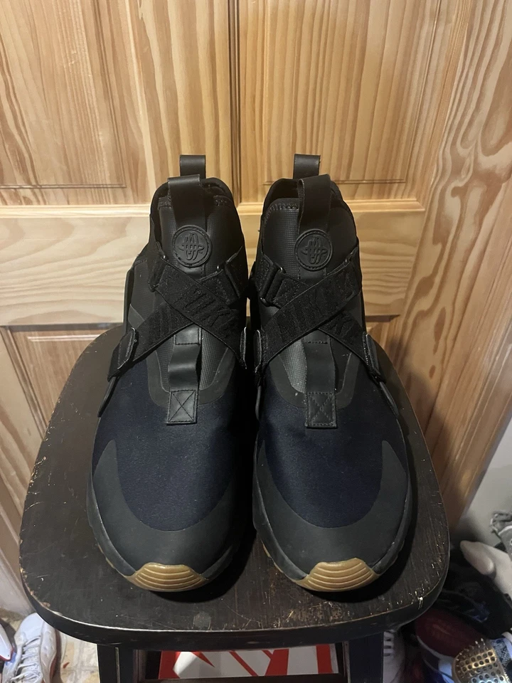 耐克 Air Huarache City 黑色口香糖女式 12 英寸男式 13.5 码 — 第 2/4 张图片
