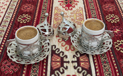 Kaffeeliebhaber Geschenkset für 2, türkische Tassen mit Untertassen und Deckel, Vintage Style