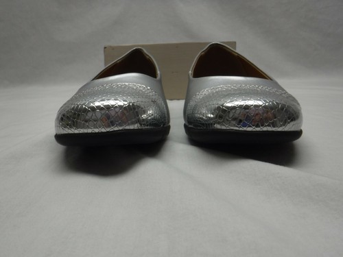 Comfortview Womens Size 7 Wide Silver Flats with Snakeskin Look Toe - Picture 8 of 9