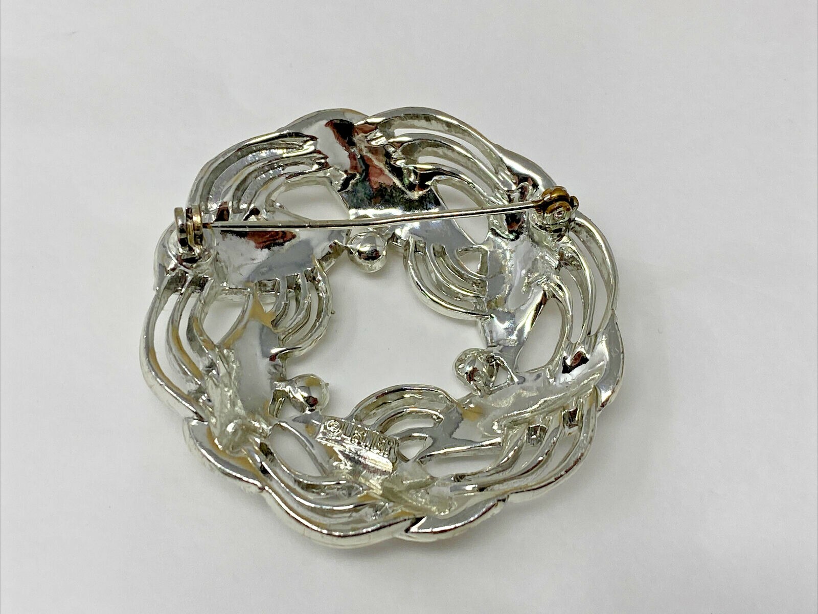 Vintage Silvertone Signed LISNER Open Wreath Broo… - image 5