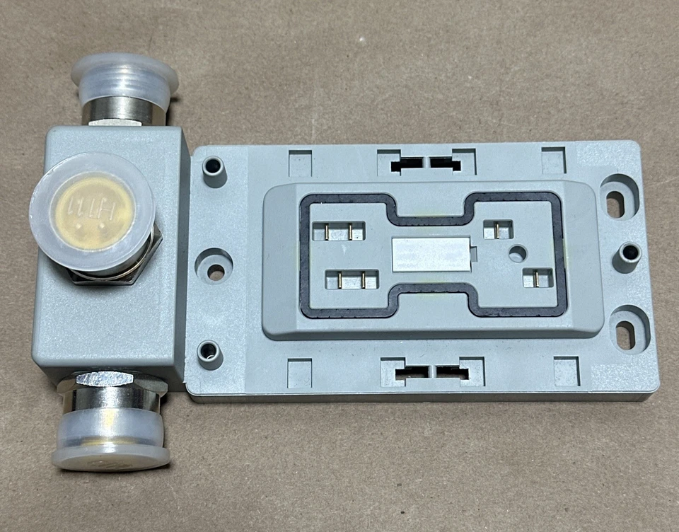 NEW OPEN BOX- Allen Bradley 1792D-CB18P Ser B Kwik I/O DeviceNet Base + WARRANTY - Image 3 of 4