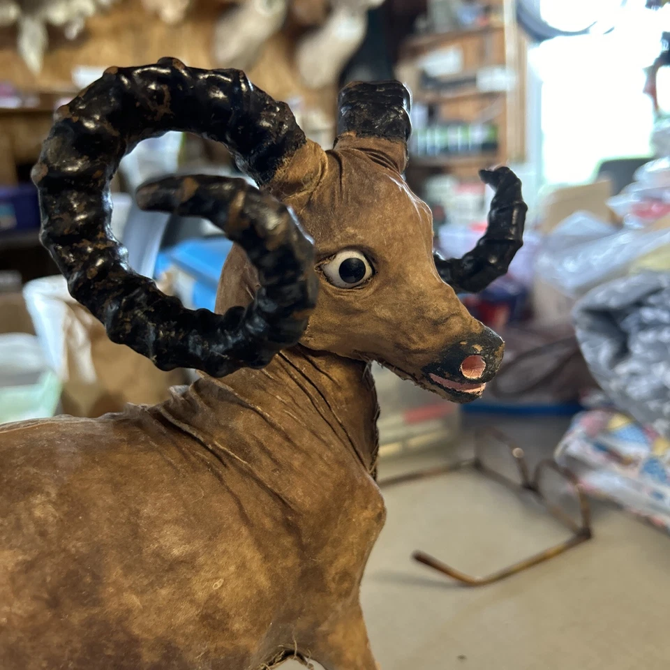 "Escultura de carnero oscura de 10"" vintage hecha a mano envuelta en cuero muy única" Foto 3 de 4