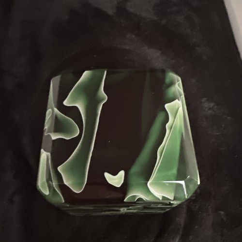 Cubo verde Lucita acrílico firmado por Shlomi Haziza - Imagen 2 de 9
