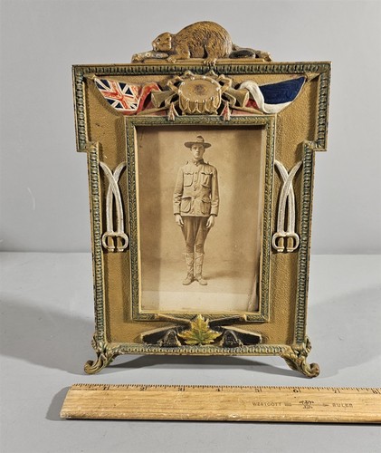 WWI CANADA PATRIOTIC CAST IRON MILITARY PICTURE FRAME, BEAVER MOTIF & PHOTO