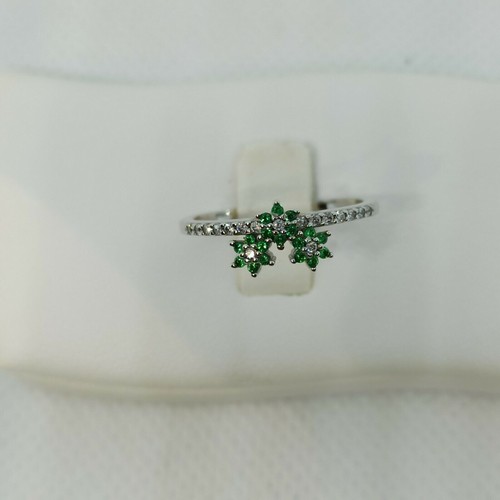 Anello fantasia in oro bianco 18 kt con fiori zirconi verde smeraldo e bianchi - Imagen 12 de 12