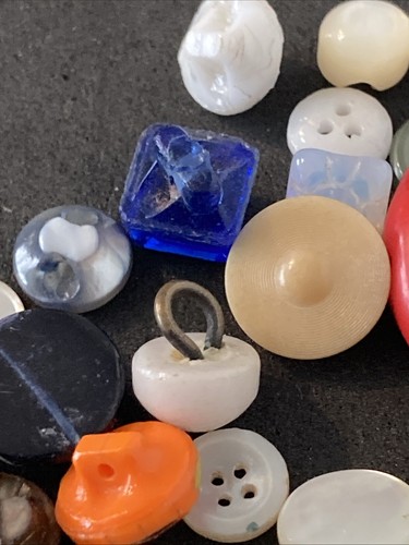 130+ Vintage Assorted Small Diminutive Buttons for Doll Clothing etc. - Picture 9 of 19