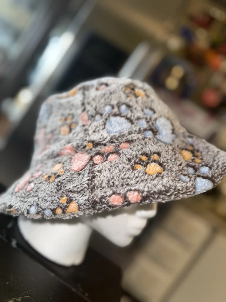 女士的时尚冬季温暖多色动物爪人造毛皮桶帽 — 第 3/3 张图片