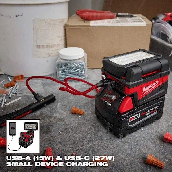 Luz de inundación plegable compacta Milwaukee Tool 2359-20 M18 Rover con carga USB Foto 3 de 4
