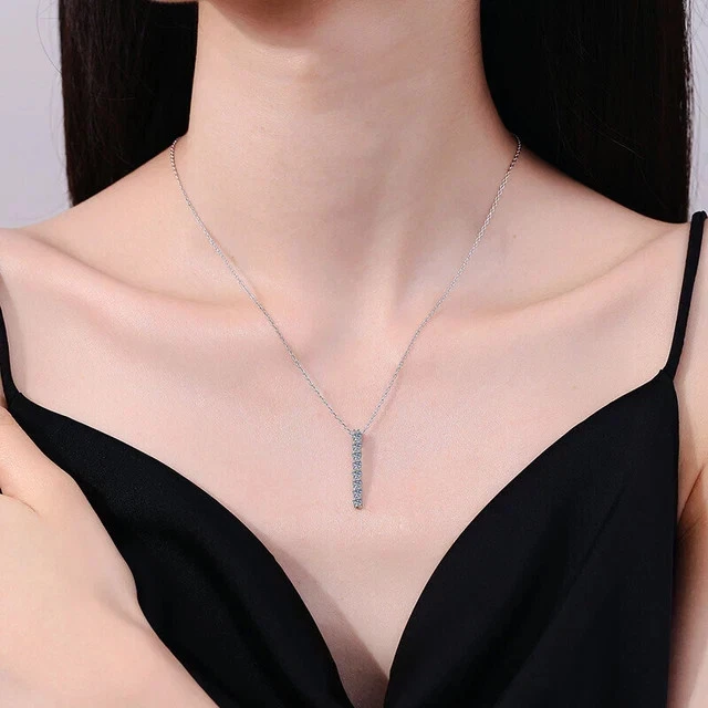 Colgante con barra inicial de diamante creado en laboratorio de corte redondo de 1 quilate enchapado en oro blanco de 14 k Foto 2 de 4