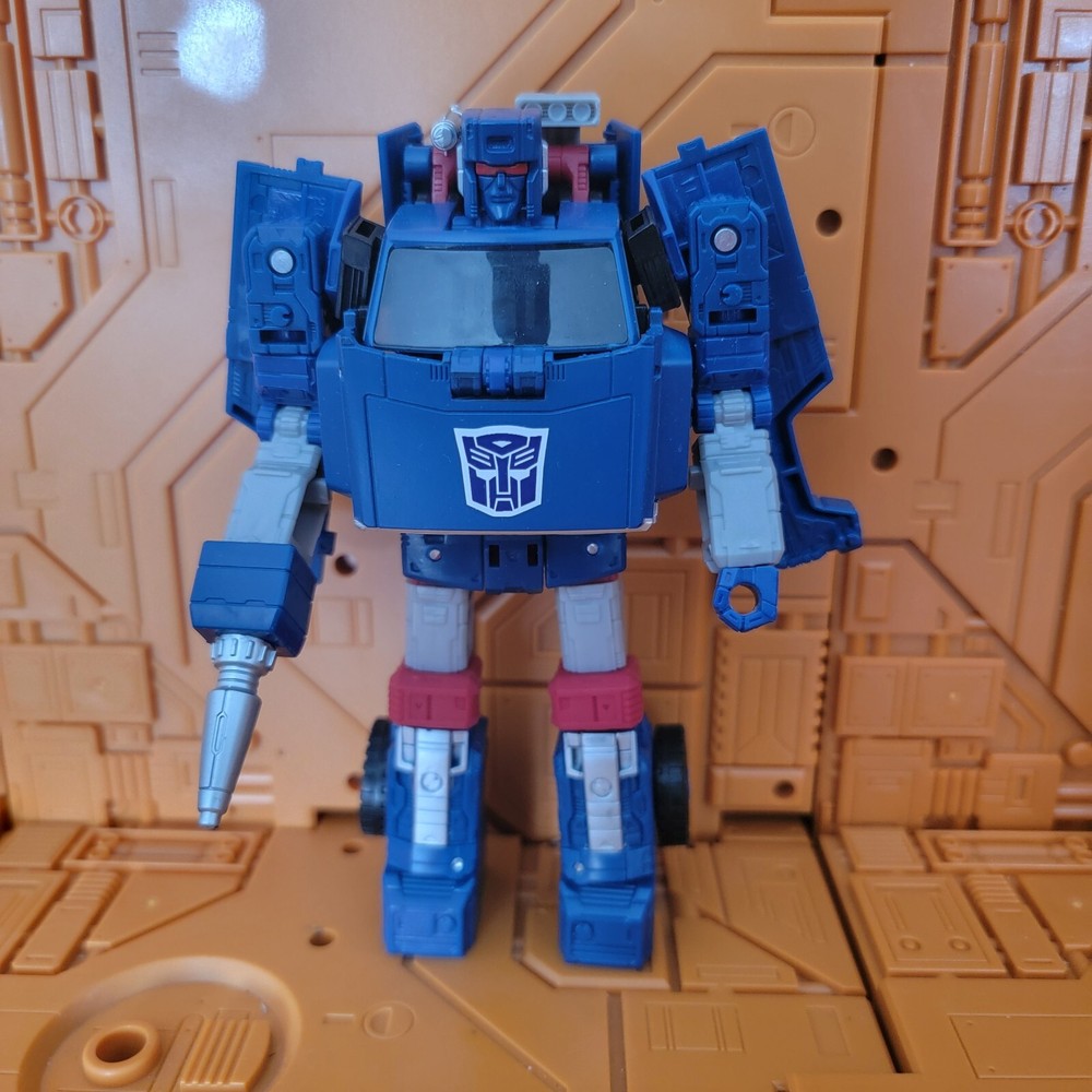 Transformers Generations Selects DK-3 Breaker Shattered Glass Trailbreaker