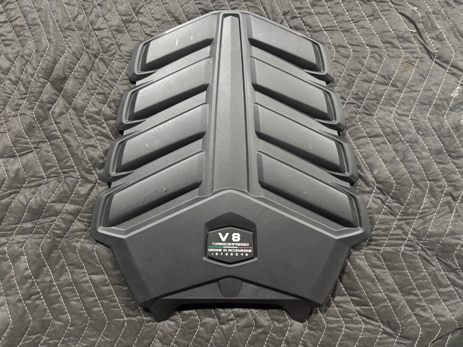 Lamborghini Urus SE 2025 Engine cover