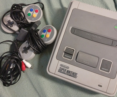 Nintendo Super Nintendo Entertainment System PAL mit 2 Controllern