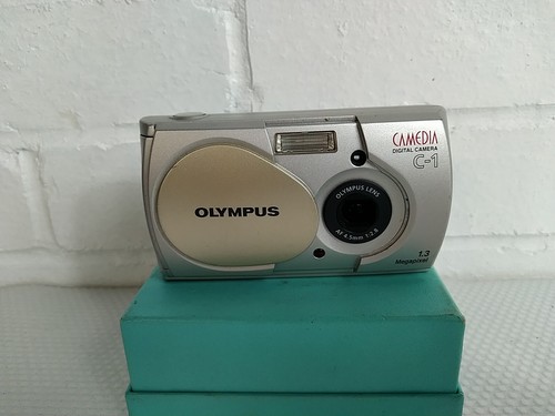Olympus C-1 Digital Camera 1.3 MP - Picture 4 of 10