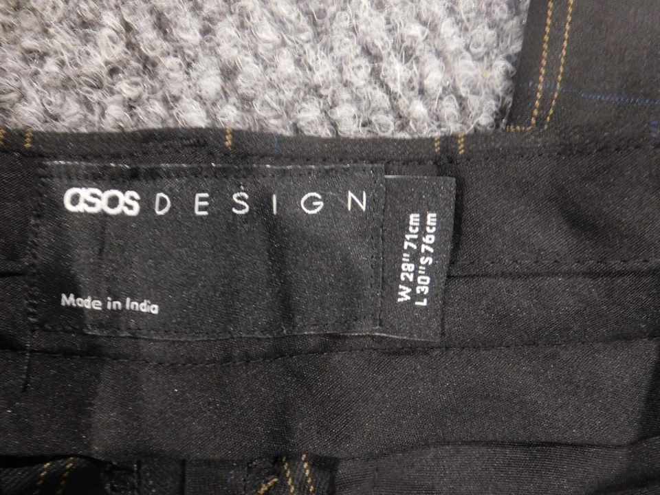 Pantalones rectos a cuadros elásticos negros 28x28 de Asos para mujer Foto 4 de 4