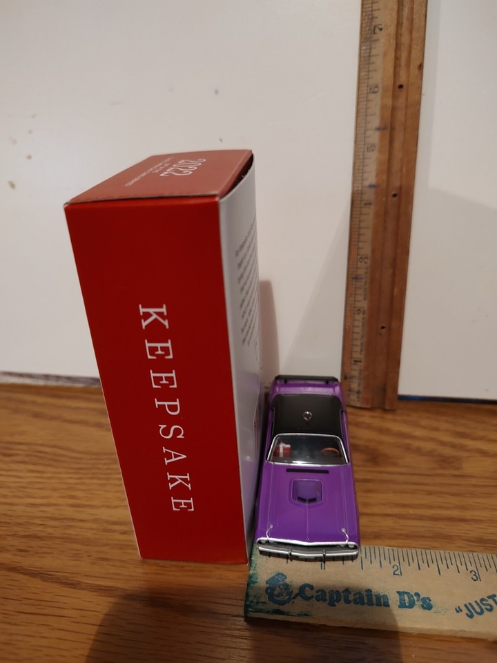 Hallmark 2022 1970 Dodge Challenger R/TSE Classic American Cars 32 In