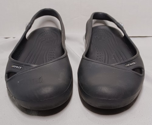 Zapatos planos Crocs Olivia negros sin cordones con correa en el tobillo y diamantes de imitación. Mujer Talla 8. - Imagen 2 de 9
