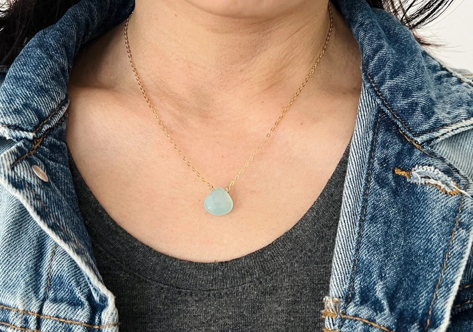 Collar de piedra lágrima de calcedonia verde azulado en relleno de oro, oro rosa, plata de ley Foto 3 de 4