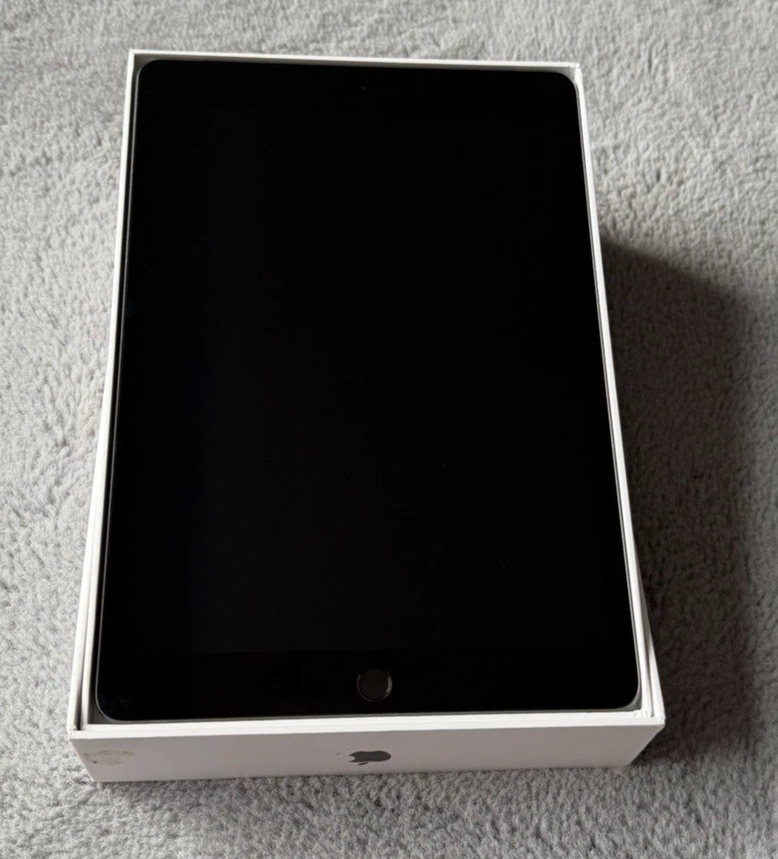 Apple iPad 7th Gen 32GB (Space Gray) Wi-Fi Excellent Condition With Box. - Image 2 of 4