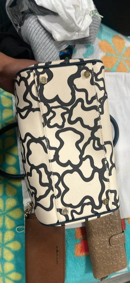 Bolso de hombro y billetera Tous para mujer blanco con oso de peluche azul Foto 3 de 4