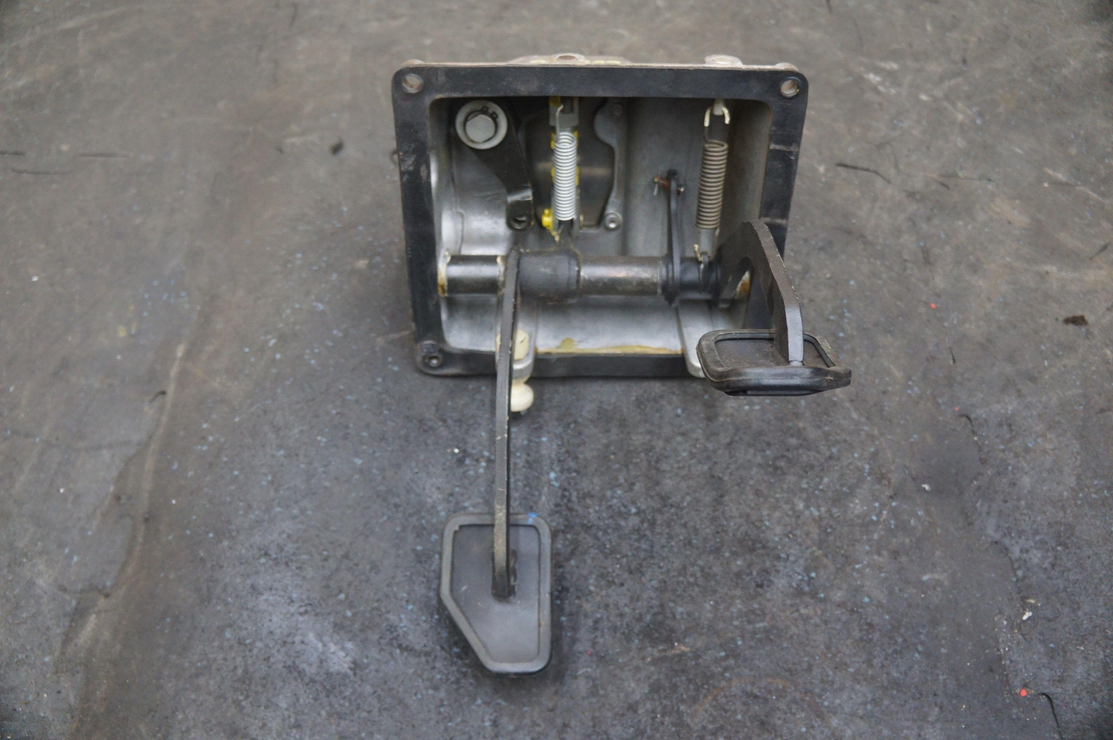 Clutch Brake Pedal Bracket Assembly 106187 108022 108533 Ferrari 328 208 308