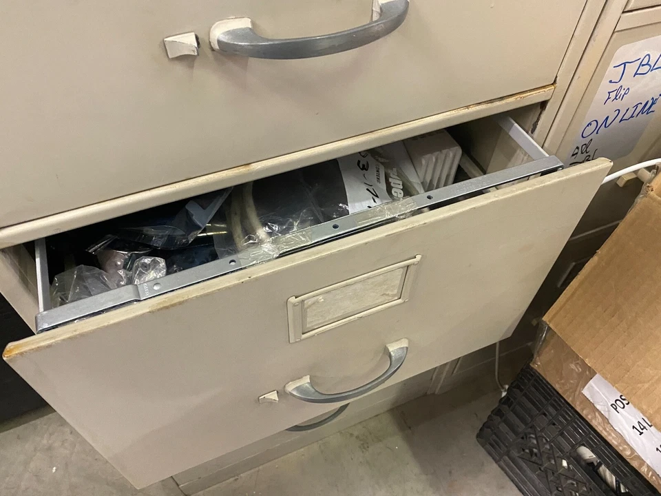 Apple 20" Aluminum Cinema Display A1081 STAND SCREWS  - Image 4 of 4