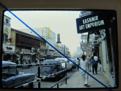35mm Original Slide Karachi Pakistan Street Scene Cars VW Beetle 1968 - Picture 1 of 1