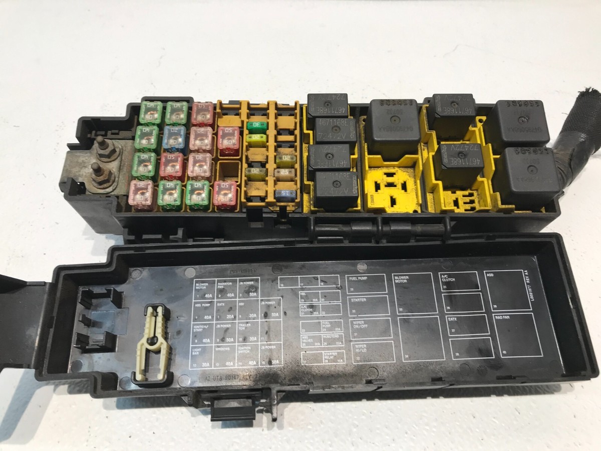 06-07 Jeep Liberty Fuse Box Junction OEM 56047664AC Module
