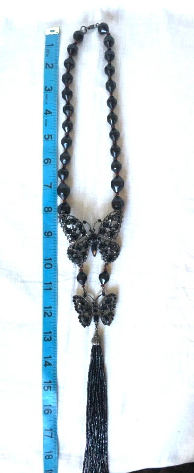 Colar Suzanne Somers Collection borboleta preta com strass preto declaração - Imagem 4 de 4