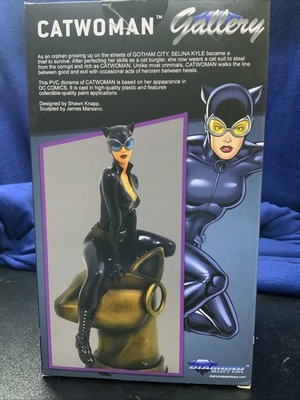 Diamond Select DC Gallery: Catwoman PVC Diorama Figure, 9''