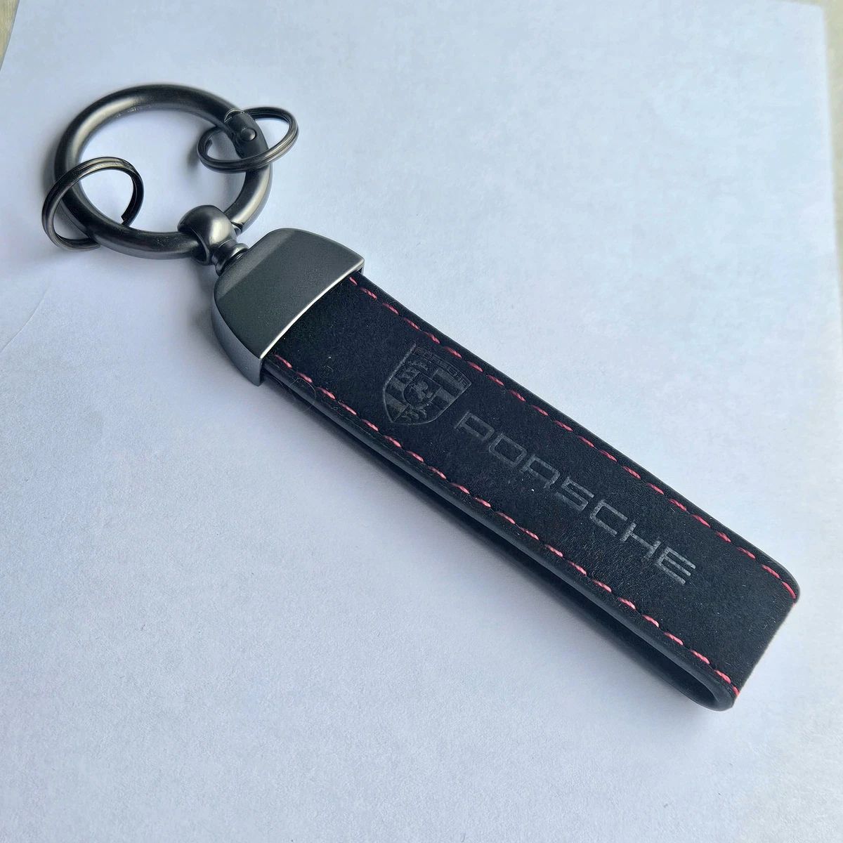 Porte-clés Porsche en cuir jaune avec écusson métallique argenté, officiellement licencié