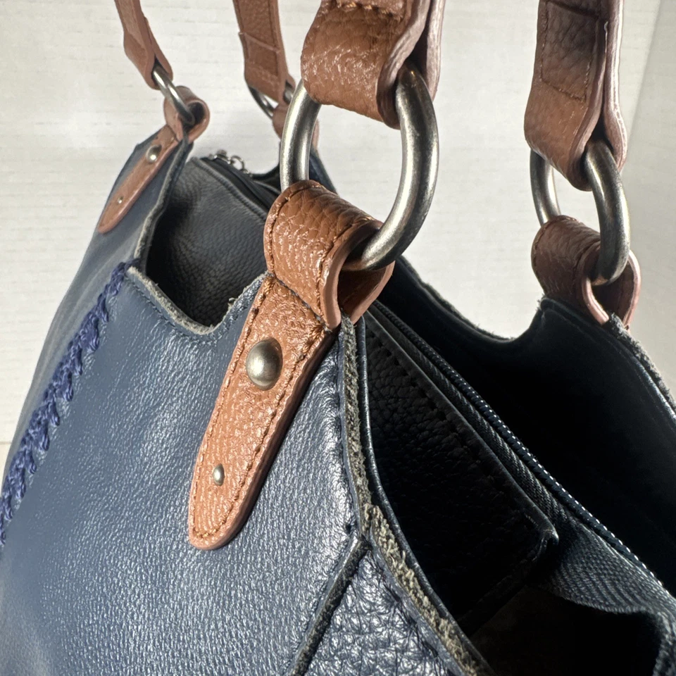 Precioso! Bolso de hombro The Sak Bolinas de cuero azul marino/marrón 12x8 Foto 4 de 4