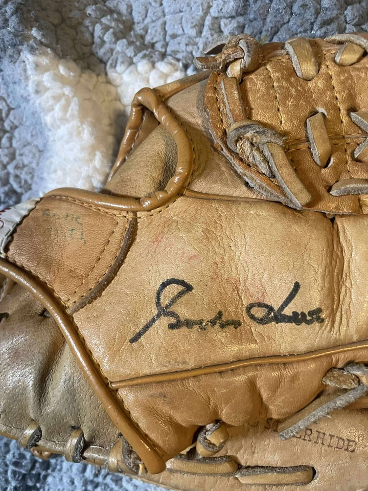 Eaton's 'TruLine 2511" Jr Pro Baseball Glove  Gordie Howe endorsed signed JSA - Image 2 of 4