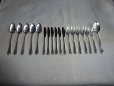 LOT DE COUVERTS EN METAL ARGENTE DECOR PERLE