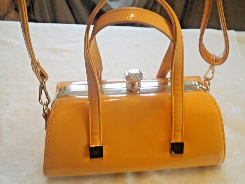 Cartera retro brillante de charol Dancing Days con cierre de gema sintética - Excelente Foto 3 de 4