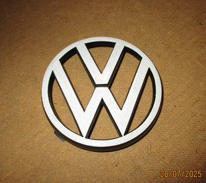 8. Emblem Kühlergrill Logo 871853605 VW Polo 867853605 A original "offen" gebr.