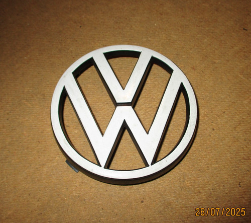 8. Emblem Kühlergrill Logo 871853605 VW Polo 867853605 A original "offen" gebr.