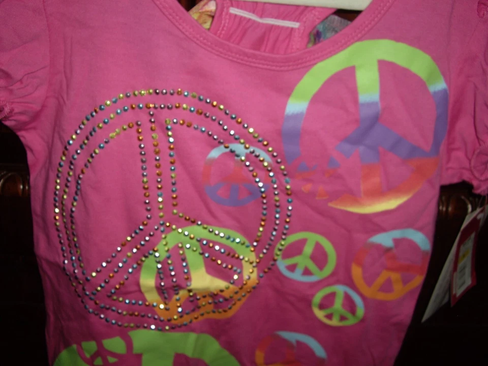 Camiseta T8 feminina tamanho S 6 6X Xhilaration rosa sinais de paz tachas multicoloridas - Imagem 2 de 4