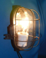 LAMPE DE COURSIVE HUBLOT HP EN VERRE TRANSLUCIDE ET BAKÉLITE . APPLIQUE