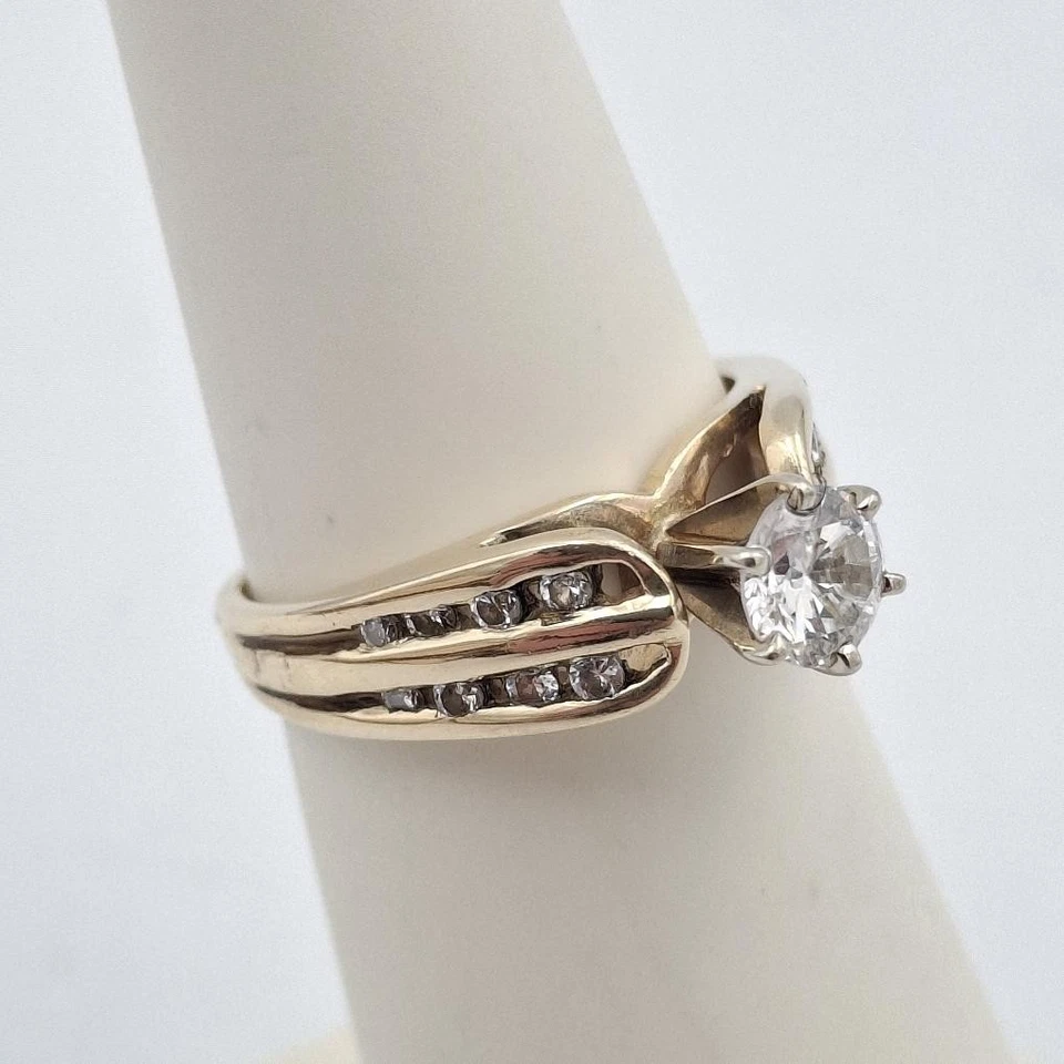 Anillo de compromiso redondo de diamantes con conjunto catedral de oro amarillo de 14 quilates talla 5 0 (CP4006417) Foto 2 de 4