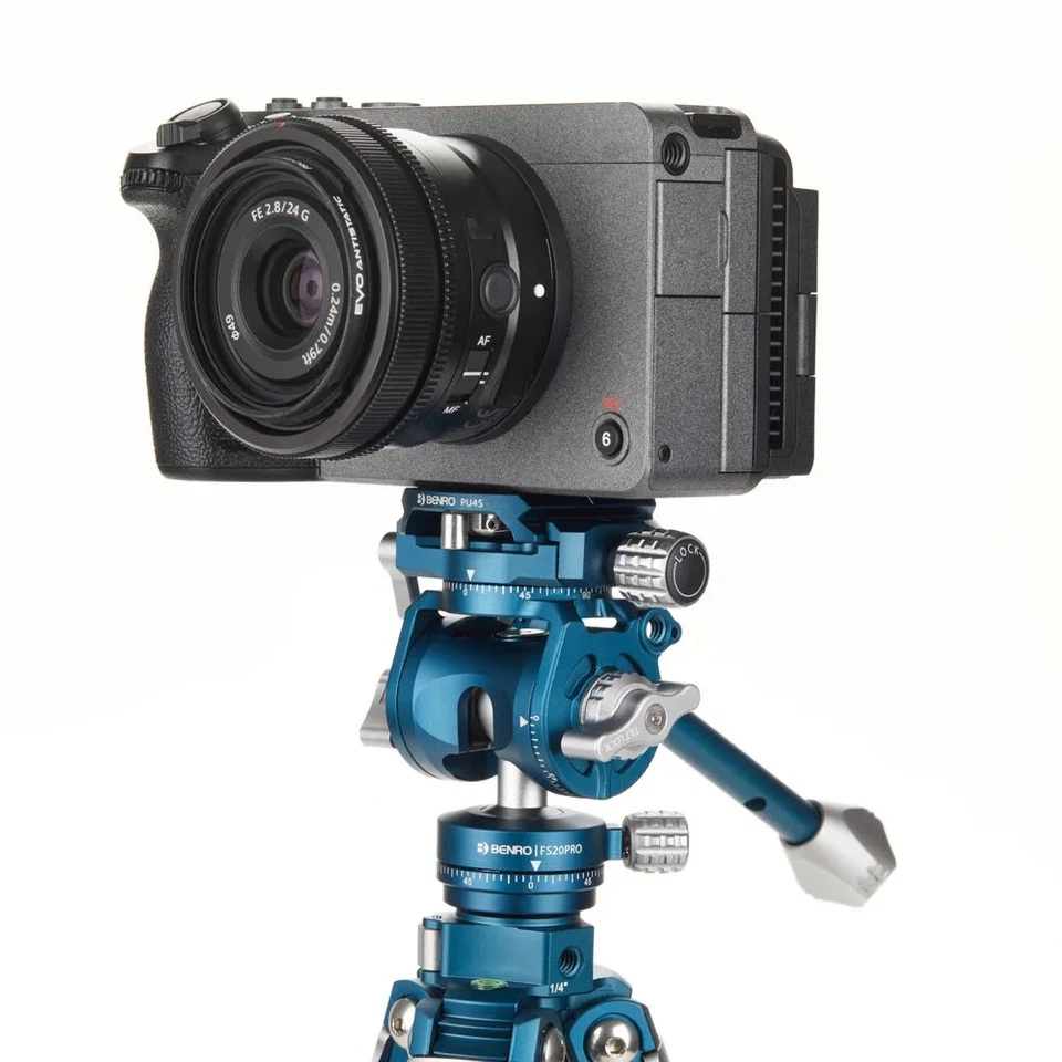 Benro CyanBird Blue bird Carbon Fiber Tripod Aluminum Tripod w Video/Fluid Head - Image 2 of 4