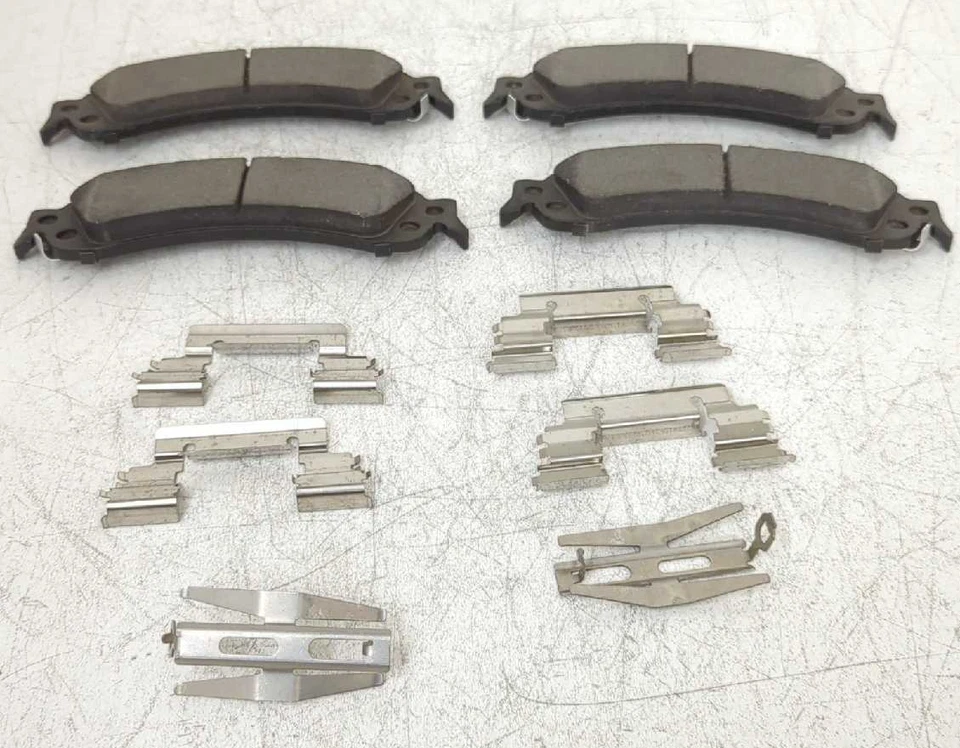 New OmniCraft Rear Brake Pad Set 2000-2007 Silverado Tahoe Sierra GAMZ-2V200-D - Image 3 of 4