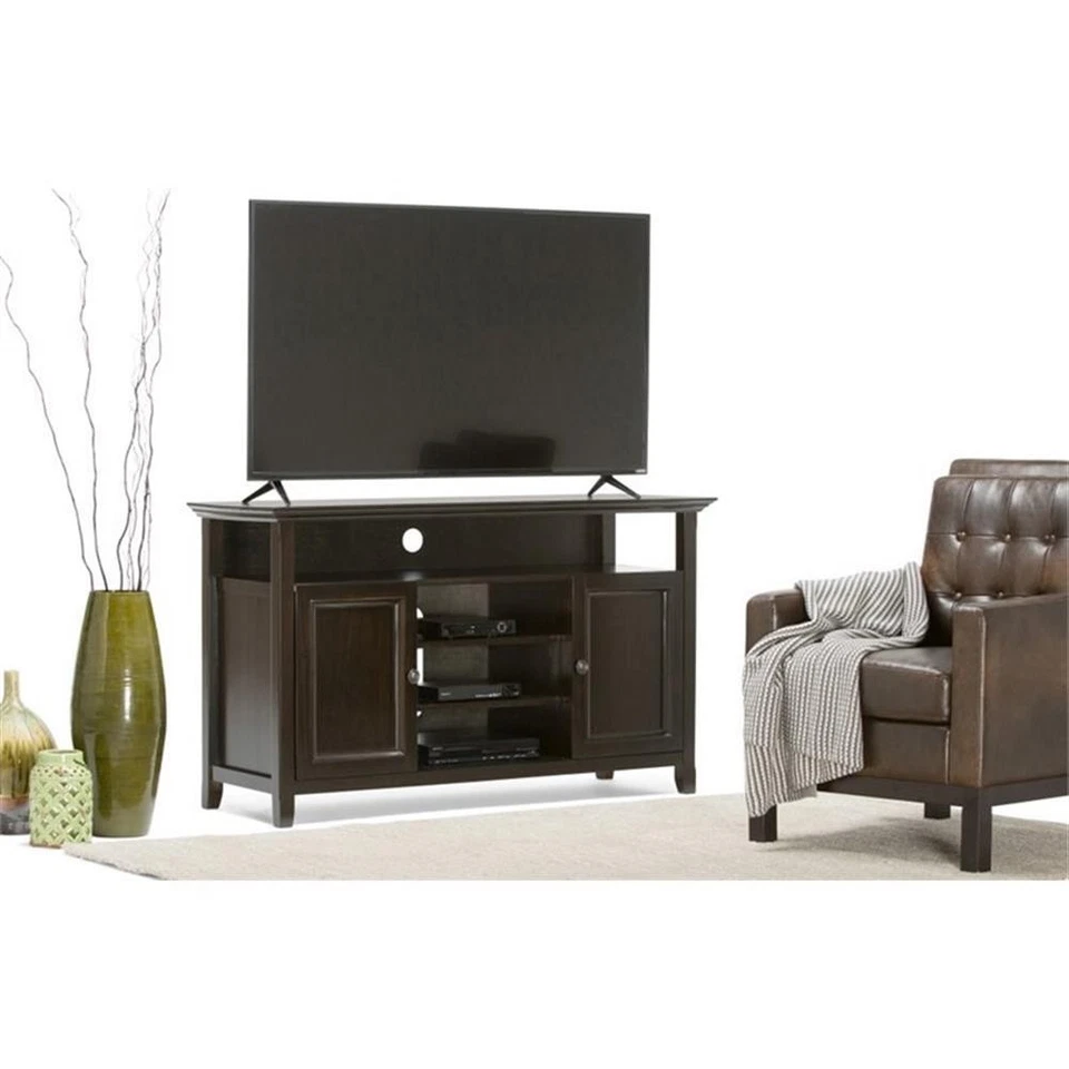 Soporte de TV Simpli Home Amherst Transitional madera maciza 54" en marrón nogal Foto 2 de 4