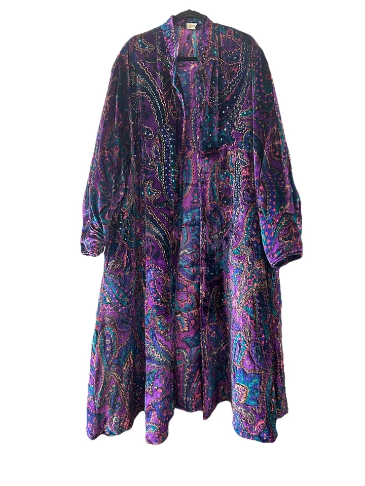 Abrigo largo maxi largo acolchado de gran tamaño caprichoso con cuentas de terciopelo JA Resort M