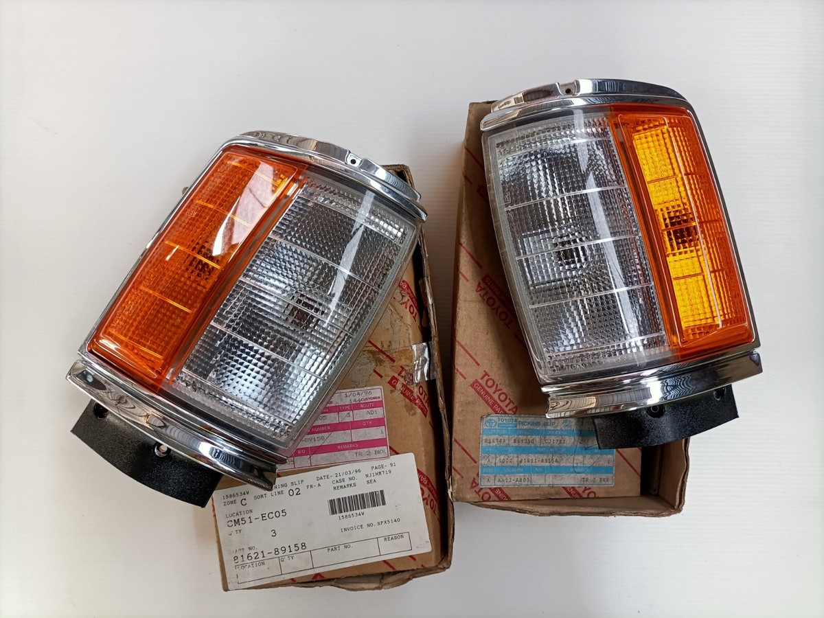NOS/JAPAN CORNER TURN LIGHT LAMP For TOYOTA LN51 LN56 RN50