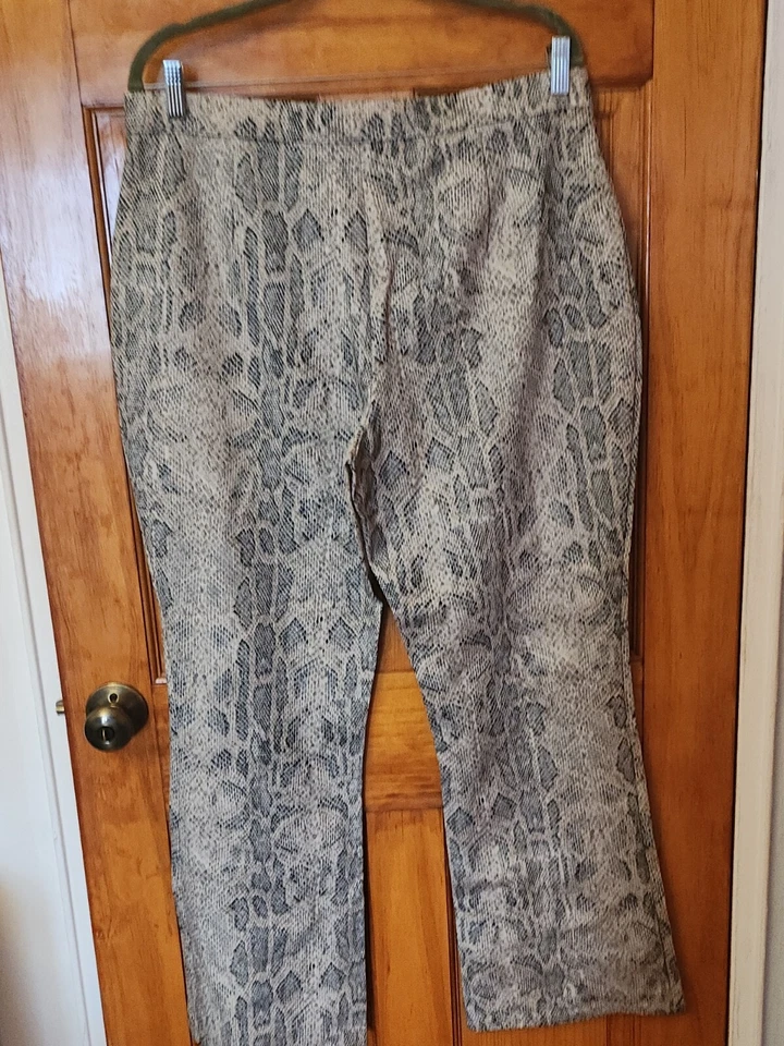 New York & Company Womens Size 1X Brown Animal Print Stretchable Waist NWOT  - Image 4 of 4