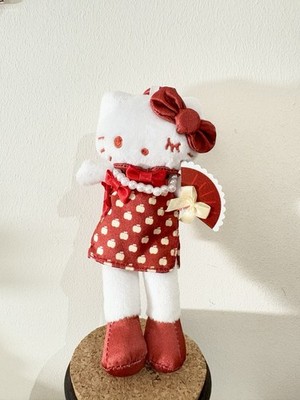 Hello Kitty Plüsch Taschenanhänger rotes Kleid Apfel Outfit Perlenkette süß Schlüsselanhänger
