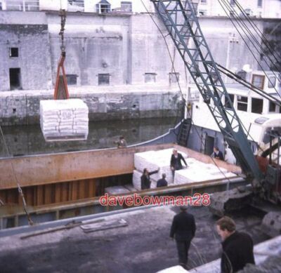 FOTO FRACHTBOOT VERLADUNG IN CHARLESTOWN EINE SZENE VON 1973. ON THE WESTERN SIDE