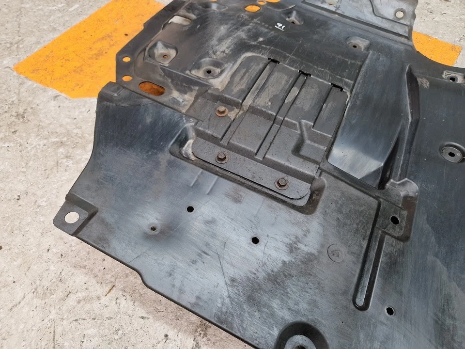 Mitsubishi Outlander 2.0 D 2008 protector contra salpicaduras delantero inferior MN154384 Foto 2 de 4